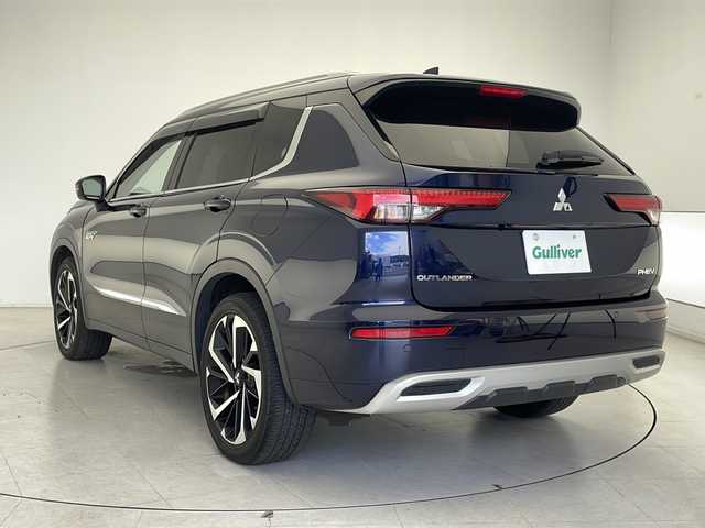 三菱 アウトランダー ＰＨＥＶ P 千葉県 2022(令4)年 3.2万km コスミックブルーマイカ ワンオーナー　/サンルーフ/純正ナビ（ＡｐｐｌＣａｒＰｌａｙ・ＢＴ・フルセグ）/全周囲カメラ　/純正前後ドライブレコーダー　/ビルトインＥＴＣ２．０　/前後クリアランスソナー　/ e-Assist/・衝突被害軽減ブレーキシステム/・踏み間違い衝突防止アシスト［EAPM］/・車線逸脱警報システム[LDW]/・車線維持支援機能［LKA］/・レーダークルーズコントロール/・後側方車両検知警報システム [BSW]/・標識認識システム[TSR]/・ヘッドアップディスプレイ/・ブラインドスポットモニター/横滑り防止/アイドリングストップ/BOSEプレミアムサウンド/運転席・助手席シートヒーター/パワーバックドア/ステアリングヒーター/運転席・助手席パワーシート/純正フロアマット/純正20インチAW/オートライト/オートマチックハイビーム/LEDヘッドライト/フォグライト/スマートキー/プッシュスタート/保証書/取扱説明書