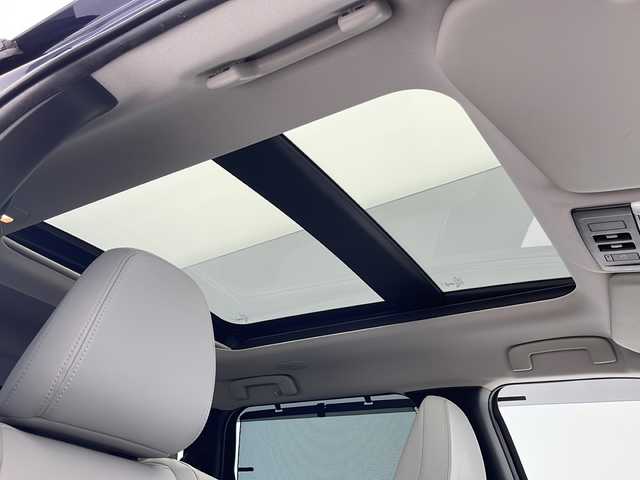 三菱 アウトランダー ＰＨＥＶ P 千葉県 2022(令4)年 3.2万km コスミックブルーマイカ ワンオーナー　/サンルーフ/純正ナビ（ＡｐｐｌＣａｒＰｌａｙ・ＢＴ・フルセグ）/全周囲カメラ　/純正前後ドライブレコーダー　/ビルトインＥＴＣ２．０　/前後クリアランスソナー　/ e-Assist/・衝突被害軽減ブレーキシステム/・踏み間違い衝突防止アシスト［EAPM］/・車線逸脱警報システム[LDW]/・車線維持支援機能［LKA］/・レーダークルーズコントロール/・後側方車両検知警報システム [BSW]/・標識認識システム[TSR]/・ヘッドアップディスプレイ/・ブラインドスポットモニター/横滑り防止/アイドリングストップ/BOSEプレミアムサウンド/運転席・助手席シートヒーター/パワーバックドア/ステアリングヒーター/運転席・助手席パワーシート/純正フロアマット/純正20インチAW/オートライト/オートマチックハイビーム/LEDヘッドライト/フォグライト/スマートキー/プッシュスタート/保証書/取扱説明書