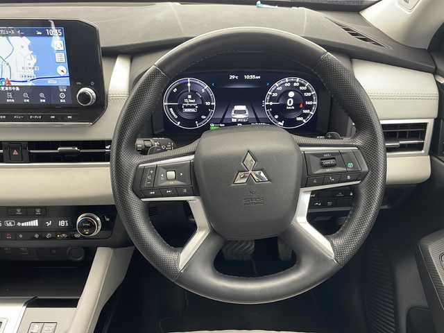 三菱 アウトランダー ＰＨＥＶ P 千葉県 2022(令4)年 3.2万km コスミックブルーマイカ ワンオーナー　/サンルーフ/純正ナビ（ＡｐｐｌＣａｒＰｌａｙ・ＢＴ・フルセグ）/全周囲カメラ　/純正前後ドライブレコーダー　/ビルトインＥＴＣ２．０　/前後クリアランスソナー　/ e-Assist/・衝突被害軽減ブレーキシステム/・踏み間違い衝突防止アシスト［EAPM］/・車線逸脱警報システム[LDW]/・車線維持支援機能［LKA］/・レーダークルーズコントロール/・後側方車両検知警報システム [BSW]/・標識認識システム[TSR]/・ヘッドアップディスプレイ/・ブラインドスポットモニター/横滑り防止/アイドリングストップ/BOSEプレミアムサウンド/運転席・助手席シートヒーター/パワーバックドア/ステアリングヒーター/運転席・助手席パワーシート/純正フロアマット/純正20インチAW/オートライト/オートマチックハイビーム/LEDヘッドライト/フォグライト/スマートキー/プッシュスタート/保証書/取扱説明書