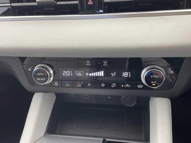 三菱 アウトランダー ＰＨＥＶ P 千葉県 2022(令4)年 3.2万km コスミックブルーマイカ ワンオーナー　/サンルーフ/純正ナビ（ＡｐｐｌＣａｒＰｌａｙ・ＢＴ・フルセグ）/全周囲カメラ　/純正前後ドライブレコーダー　/ビルトインＥＴＣ２．０　/前後クリアランスソナー　/ e-Assist/・衝突被害軽減ブレーキシステム/・踏み間違い衝突防止アシスト［EAPM］/・車線逸脱警報システム[LDW]/・車線維持支援機能［LKA］/・レーダークルーズコントロール/・後側方車両検知警報システム [BSW]/・標識認識システム[TSR]/・ヘッドアップディスプレイ/・ブラインドスポットモニター/横滑り防止/アイドリングストップ/BOSEプレミアムサウンド/運転席・助手席シートヒーター/パワーバックドア/ステアリングヒーター/運転席・助手席パワーシート/純正フロアマット/純正20インチAW/オートライト/オートマチックハイビーム/LEDヘッドライト/フォグライト/スマートキー/プッシュスタート/保証書/取扱説明書