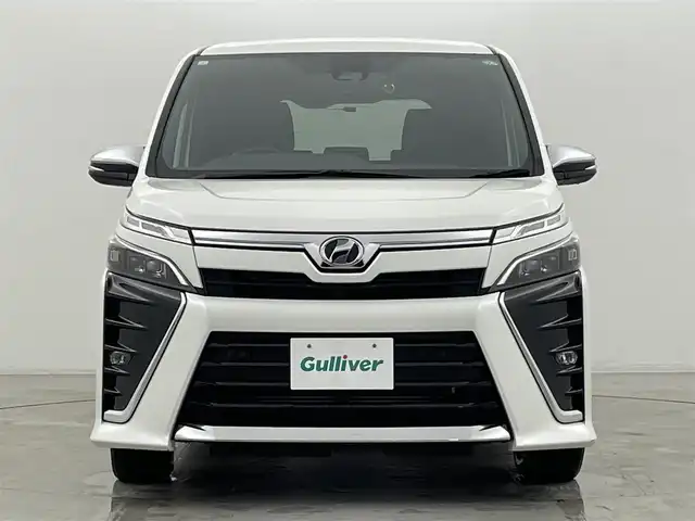 トヨタ ヴォクシー ZS 煌Ⅱ 群馬県 2019(平31)年 4万km ホワイトパールクリスタルシャイン 純正9インチSDナビ　（NSZT-Y68T）/フルセグTV/AM/FM/Bluetooth/DVD/CD/バックカメラ/ETC/前後ドライブレコーダー/両側パワースライドドア/トヨタセーフティセンス/・プリクラッシュセーフティ/・レーンディパーチャーアラート/・オートマチックハイビーム/先行車発進告知/インテリジェントクリアランスソナー/・パーキングサポートブレーキ【静止物】/LEDヘッドライト/LEDフォグランプ/クルーズコントロール/アイドリングストップ/プッシュスタート/スマートキー