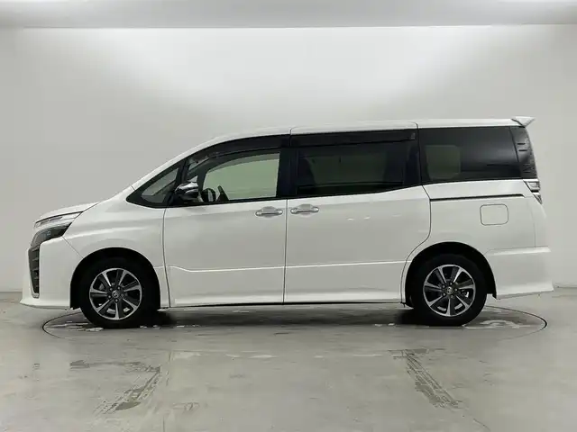 トヨタ ヴォクシー ZS 煌Ⅱ 群馬県 2019(平31)年 4万km ホワイトパールクリスタルシャイン 純正9インチSDナビ　（NSZT-Y68T）/フルセグTV/AM/FM/Bluetooth/DVD/CD/バックカメラ/ETC/前後ドライブレコーダー/両側パワースライドドア/トヨタセーフティセンス/・プリクラッシュセーフティ/・レーンディパーチャーアラート/・オートマチックハイビーム/先行車発進告知/インテリジェントクリアランスソナー/・パーキングサポートブレーキ【静止物】/LEDヘッドライト/LEDフォグランプ/クルーズコントロール/アイドリングストップ/プッシュスタート/スマートキー
