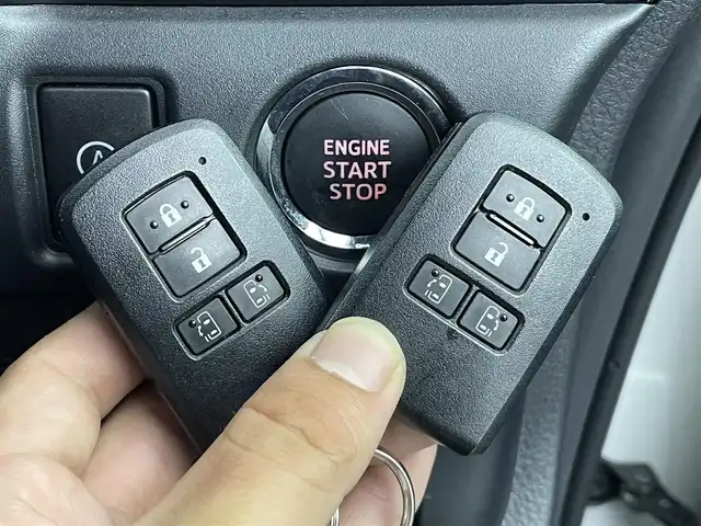 トヨタ ヴォクシー ZS 煌Ⅱ 群馬県 2019(平31)年 4万km ホワイトパールクリスタルシャイン 純正9インチSDナビ　（NSZT-Y68T）/フルセグTV/AM/FM/Bluetooth/DVD/CD/バックカメラ/ETC/前後ドライブレコーダー/両側パワースライドドア/トヨタセーフティセンス/・プリクラッシュセーフティ/・レーンディパーチャーアラート/・オートマチックハイビーム/先行車発進告知/インテリジェントクリアランスソナー/・パーキングサポートブレーキ【静止物】/LEDヘッドライト/LEDフォグランプ/クルーズコントロール/アイドリングストップ/プッシュスタート/スマートキー