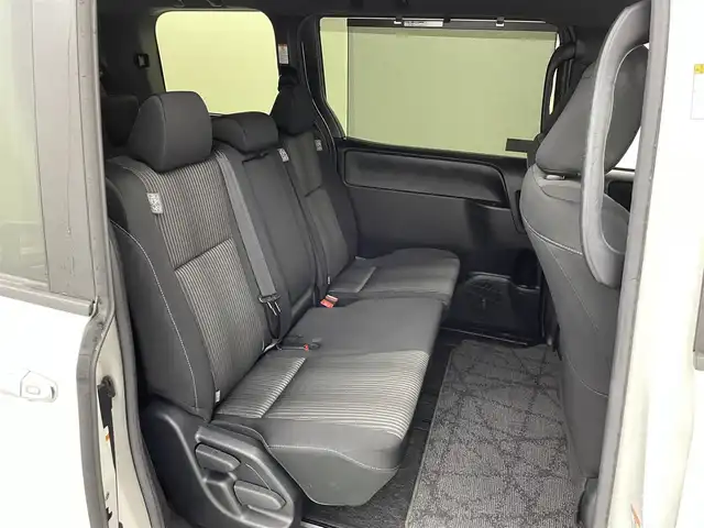 トヨタ ヴォクシー ZS 煌Ⅱ 群馬県 2019(平31)年 4万km ホワイトパールクリスタルシャイン 純正9インチSDナビ　（NSZT-Y68T）/フルセグTV/AM/FM/Bluetooth/DVD/CD/バックカメラ/ETC/前後ドライブレコーダー/両側パワースライドドア/トヨタセーフティセンス/・プリクラッシュセーフティ/・レーンディパーチャーアラート/・オートマチックハイビーム/先行車発進告知/インテリジェントクリアランスソナー/・パーキングサポートブレーキ【静止物】/LEDヘッドライト/LEDフォグランプ/クルーズコントロール/アイドリングストップ/プッシュスタート/スマートキー