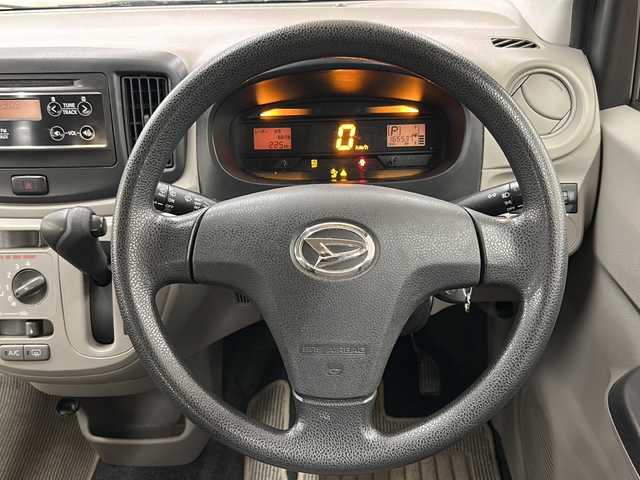 ダイハツ ミラ イース Lf SA 道央・札幌 2014(平26)年 16.6万km シャイニングレッド /4WD//アイドリングストップ//CD//ミュージックサーバー//ミュージックプレイヤー接続(AUX)//布シート//アルミホイール社外14インチ//ABS//横滑り防止装置//衝突被害軽減システム//ダブルエアバック//パワーウィンドウ//パワーステアリング