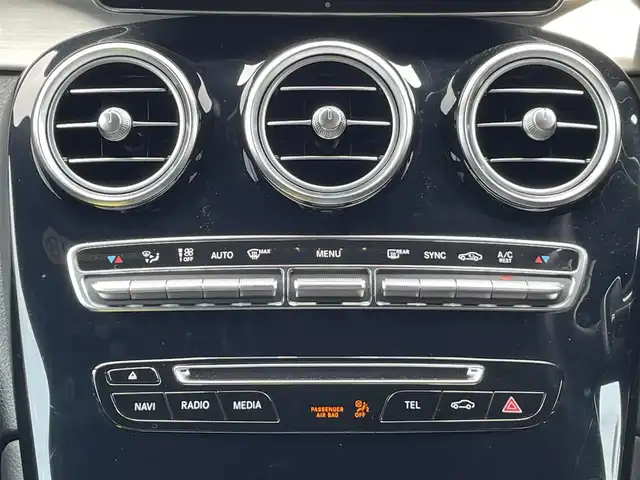 メルセデス・ベンツ ＧＬＣ２２０ d 4マチック クーペ スポーツ 福岡県 2018(平30)年 5.6万km オブシディアンブラック 純正ナビ（AM/FM/BT）/前席パワーシート（メモリ付き）/全席シートヒーター/クルーズコントロール/バックカメラ/アラウンドビューモニター/ヘッドアップディスプレイ/ブラインドスポットアシスト/アテンションアシスト/アクティブブレーキアシスト/パワーバックドア/ステアリングパイロット/デュアルエアコン/ETC/純正フロアマット/純正19インチアルミホイール/プッシュスタート/スマートキー/スペアキー×１/保証書