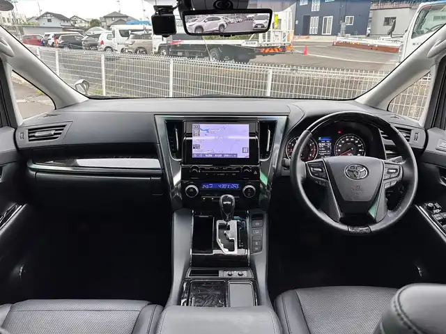 トヨタ アルファード S Cパッケージ 宮城県 2023(令5)年 3.7万km ホワイトパールクリスタルシャイン ツインムーンルーフ/デジタルインナーミラー/ブラインドスポットモニター/パーキングサポートブレーキ（後方接近車両）/スペアタイヤ/＝＝＝/セーフティセンス/・プリクラッシュセーフティ/・レーントレーシングアシスト/・ロードサインアシスト/・アダプティブハイビームシステム/・レーダークルーズコントロール（全車速追従機能付）/パーキングサポートブレーキ（前後方静止物）/純正12インチフリップダウンモニター/9インチディスプレイオーディオ/・ナビ機能付/・Bluetooth/・フルセグTV/バックカメラ/ビルトインETC/ドライブレコーダー/AC100V/100Wコンセント/パワーバックドア/両側パワースライドドア/合皮シート/シートヒーター/ベンチレーション/パワーシート（運転席メモリー機能付）/ウッドコンビステアリング/ステアリングヒーター/電動パーキングブレーキ/ブレーキホールド/3眼LEDヘッドランプ/スマートキー＆プッシュスタート/純正18インチAW/フロアマット/W/サイド/カーテンエアバッグ