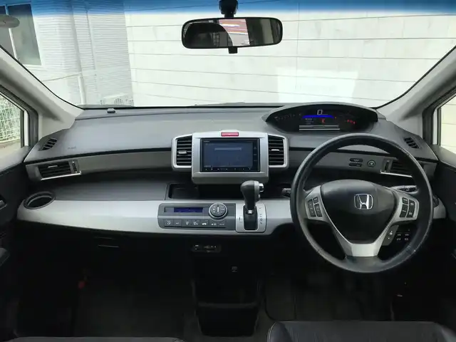 ホンダ フリード ハイブリット ジャストセレクション 栃木県 2015(平27)年 8.3万km ホワイトオーキッドパール 株)IDOMが運営する【じしゃロン小山店】の自社ローン専用車両になります。こちらは現金またはオートローンご利用時の価格です。自社ローンご希望の方は別途その旨お申付け下さい//禁煙車/純正フルセグナビ/（CD/DVD/AM/FMラジオ）/(Bluetooth)/スマートキー/バックカメラ/クルーズコントロール/ＥＴＣ/パワースライドドア/ステアリングリモコン/電動格納ドアミラー/パワーウインドウ/防眩ミラー/オートライト
