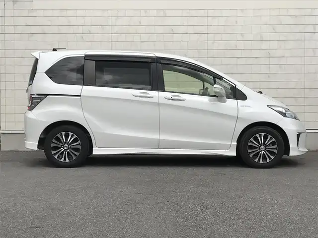 ホンダ フリード ハイブリット ジャストセレクション 栃木県 2015(平27)年 8.3万km ホワイトオーキッドパール 株)IDOMが運営する【じしゃロン小山店】の自社ローン専用車両になります。こちらは現金またはオートローンご利用時の価格です。自社ローンご希望の方は別途その旨お申付け下さい//禁煙車/純正フルセグナビ/（CD/DVD/AM/FMラジオ）/(Bluetooth)/スマートキー/バックカメラ/クルーズコントロール/ＥＴＣ/パワースライドドア/ステアリングリモコン/電動格納ドアミラー/パワーウインドウ/防眩ミラー/オートライト