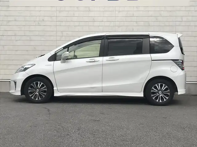 ホンダ フリード ハイブリット ジャストセレクション 栃木県 2015(平27)年 8.3万km ホワイトオーキッドパール 株)IDOMが運営する【じしゃロン小山店】の自社ローン専用車両になります。こちらは現金またはオートローンご利用時の価格です。自社ローンご希望の方は別途その旨お申付け下さい//禁煙車/純正フルセグナビ/（CD/DVD/AM/FMラジオ）/(Bluetooth)/スマートキー/バックカメラ/クルーズコントロール/ＥＴＣ/パワースライドドア/ステアリングリモコン/電動格納ドアミラー/パワーウインドウ/防眩ミラー/オートライト