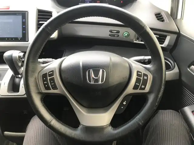 ホンダ フリード ハイブリット ジャストセレクション 栃木県 2015(平27)年 8.3万km ホワイトオーキッドパール 株)IDOMが運営する【じしゃロン小山店】の自社ローン専用車両になります。こちらは現金またはオートローンご利用時の価格です。自社ローンご希望の方は別途その旨お申付け下さい//禁煙車/純正フルセグナビ/（CD/DVD/AM/FMラジオ）/(Bluetooth)/スマートキー/バックカメラ/クルーズコントロール/ＥＴＣ/パワースライドドア/ステアリングリモコン/電動格納ドアミラー/パワーウインドウ/防眩ミラー/オートライト