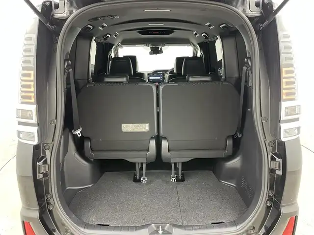トヨタ ヴォクシー ハイブリッド ZS 煌Ⅲ 岡山県 2021(令3)年 4.5万km ブラック 純正10インチSDナビ/・バックカメラ/・FM/AM/Bluetooth/フルセグ/CD/DVD/トヨタセーフティーセンス/・プリクラッシュセーフティ/・レーンディパーチャーアラート/・クルーズコントロール/・オートマチックハイビーム/・誤発信抑制機能/・コーナーセンサー/ハーフレザーシート/・D/Nシートヒーター/両側パワースライドドア/ETC/純正16インチアルミ/純正フロアマット/リアサンシェード/LEDヘッドライト/スマートキー×2/取扱説明書