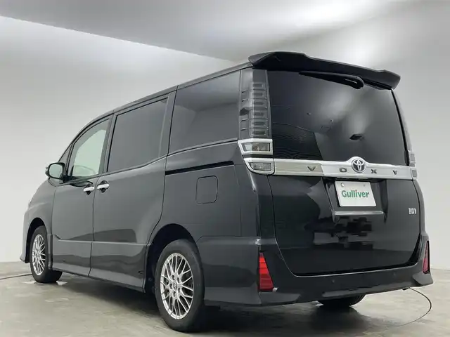 トヨタ ヴォクシー ハイブリッド ZS 煌Ⅲ 岡山県 2021(令3)年 4.5万km ブラック 純正10インチSDナビ/・バックカメラ/・FM/AM/Bluetooth/フルセグ/CD/DVD/トヨタセーフティーセンス/・プリクラッシュセーフティ/・レーンディパーチャーアラート/・クルーズコントロール/・オートマチックハイビーム/・誤発信抑制機能/・コーナーセンサー/ハーフレザーシート/・D/Nシートヒーター/両側パワースライドドア/ETC/純正16インチアルミ/純正フロアマット/リアサンシェード/LEDヘッドライト/スマートキー×2/取扱説明書