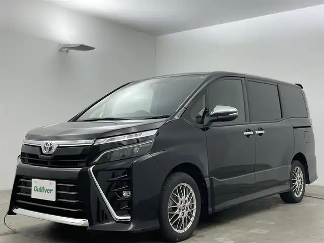 トヨタ ヴォクシー ハイブリッド ZS 煌Ⅲ 岡山県 2021(令3)年 4.5万km ブラック 純正10インチSDナビ/・バックカメラ/・FM/AM/Bluetooth/フルセグ/CD/DVD/トヨタセーフティーセンス/・プリクラッシュセーフティ/・レーンディパーチャーアラート/・クルーズコントロール/・オートマチックハイビーム/・誤発信抑制機能/・コーナーセンサー/ハーフレザーシート/・D/Nシートヒーター/両側パワースライドドア/ETC/純正16インチアルミ/純正フロアマット/リアサンシェード/LEDヘッドライト/スマートキー×2/取扱説明書