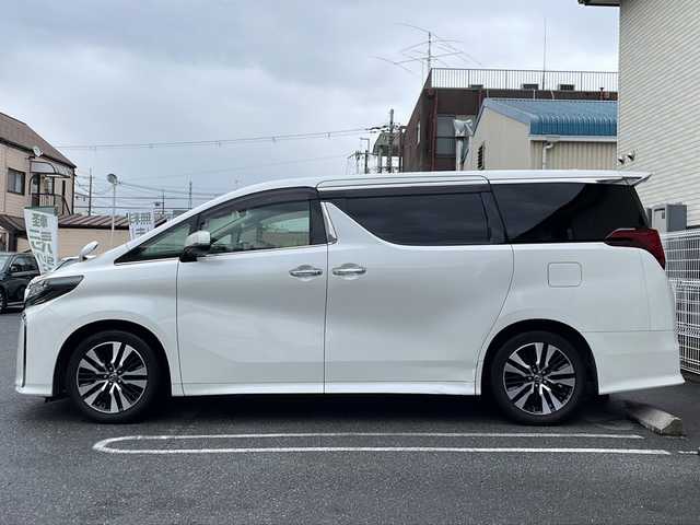 トヨタ アルファード S Cパッケージ 京都府 2018(平30)年 7.7万km ホワイトパールクリスタルシャイン 純正９インチナビ/（NSZT-Y66T）/AM/FM/CD/DVD/Bluetooth/HDMI/バックカメラ/フルセグＴＶ/レーダークルーズコントロール/純正フリップダウンモニター/（12.1インチ）/両側パワースライドドア/パワーリアゲート/三眼ＬＥＤヘッドライト/メモリー付きパワーシート/合皮シート/オットマン/前席シートヒーター/前席ベンチレーション/ステアリングヒーター/ビルトインETC/ドライブレコーダー/AFC（アダプティブフロントライティングシステム）/オートマチックハイビーム/オートライト/前後コーナーセンサー/レーンキープアシスト/ダブルエアバッグ＆サイドエアバッグ/カーテンエアバッグ/衝突被害軽減ブレーキ/純正18インチホイール/純正フロアマット/横滑り防止装置/盗難防止装置/ABS