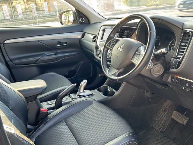 三菱 アウトランダー ＰＨＥＶ G ナビパッケージ 秋田県 2014(平26)年 3.5万km 赤 ４WD/追従機能付きクルーズコントロール/社外スタッドレスタイヤ積み込み/キャリア付き/プラグインハイブリッド/ETC/ペット毛