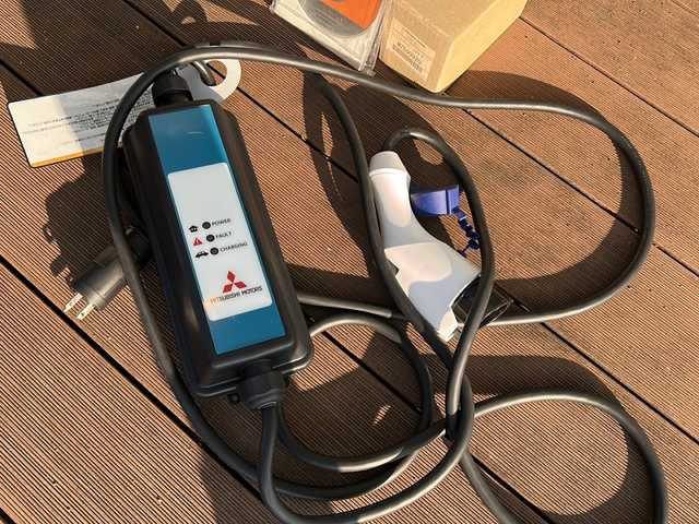 三菱 アウトランダー ＰＨＥＶ G ナビパッケージ 秋田県 2014(平26)年 3.5万km 赤 ４WD/追従機能付きクルーズコントロール/社外スタッドレスタイヤ積み込み/キャリア付き/プラグインハイブリッド/ETC/ペット毛