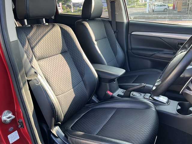 三菱 アウトランダー ＰＨＥＶ G ナビパッケージ 秋田県 2014(平26)年 3.5万km 赤 ４WD/追従機能付きクルーズコントロール/社外スタッドレスタイヤ積み込み/キャリア付き/プラグインハイブリッド/ETC/ペット毛