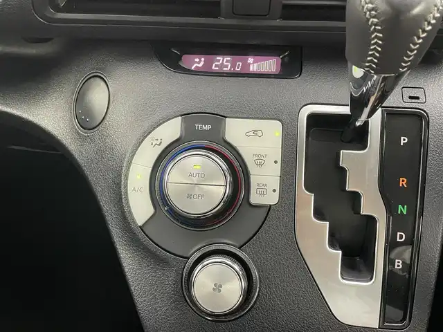 トヨタ シエンタ ハイブリッド G 岡山県 2019(令1)年 6.6万km ブラックマイカ 純正ナビ【NSZT-W68T】/【CD/DVD/BT/フルセグTV】/エンジンスターター/バックカメラ/クルーズコントロール/両側パワースライドドア　/オートハイビーム/ビルトインＥＴＣ/衝突軽減ブレーキ/アイドリングストップ/プッシュスタート/ISOFIX/ステアリングスイッチ/チルトステアリング/ドアバイザー/純正フロアマット/スマートキー×2/新車保証書