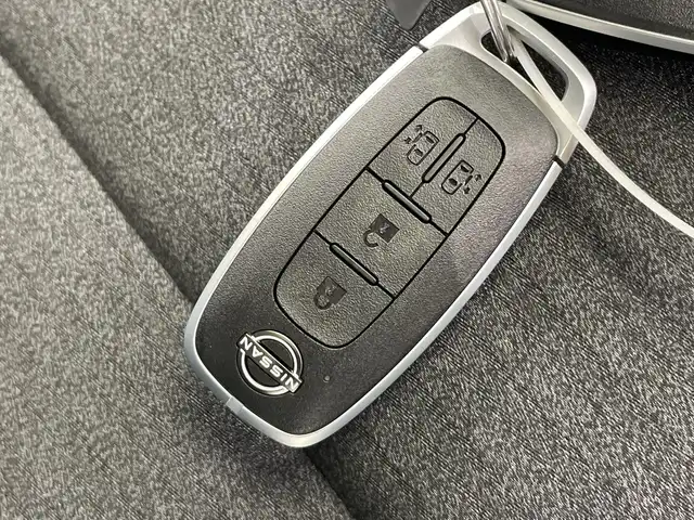 日産 セレナ e－パワー ハイウェイスター V 栃木県 2025(令7)年 0.1千km プリズムホワイト 登録済未使用車/NissanConnectナビゲーションシステム/　（Bluetooth/フルセグTV/USB）/インテリジェント アラウンドビューモニター/6スピーカー/プロパイロット（ナビリンク機能付）/プロパイロット緊急停止支援システム/ワイヤレス充電器/オートレベライザー/ETC2.0ユニット（ビルトインタイプ）/ドライブレコーダー（前後セット）/アダプティブLEDヘッドライトシステム/インテリジェント ルームミラー/アドバンスドドライブアシストディスプレイ/　　　　　　　　　　　　　　（12.3インチカラーディスプレイ）/統合型インターフェースディスプレイ/ヘッドランプ オートレベライザー/アダプティブLEDヘッドライトシステム/純正16インチAW