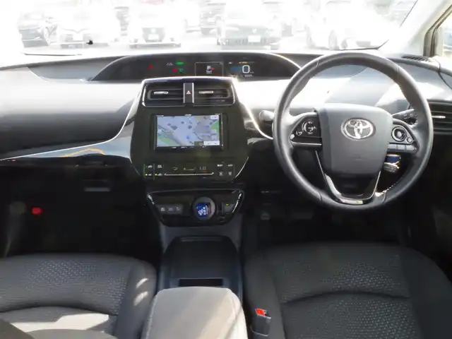 トヨタ プリウス S 千葉県 2019(令1)年 7万km グレーメタリック Toyota Safety Sense/・プリクラッシュセーフティ/・レーンディパーチャーアラート/・オートハイビーム/・レーダークルーズコントロール/社外メモリーナビ/【DVD/CD再生機能　Bluetooth接続】/バックカメラ/ドライブレコーダー/革巻きステアリング/ETC/LEDヘッドライト/ウインカーミラー/社外17インチアルミホイル/サイド/カーテンエアバッグ/スマートキー