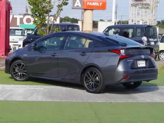トヨタ プリウス S 千葉県 2019(令1)年 7万km グレーメタリック Toyota Safety Sense/・プリクラッシュセーフティ/・レーンディパーチャーアラート/・オートハイビーム/・レーダークルーズコントロール/社外メモリーナビ/【DVD/CD再生機能　Bluetooth接続】/バックカメラ/ドライブレコーダー/革巻きステアリング/ETC/LEDヘッドライト/ウインカーミラー/社外17インチアルミホイル/サイド/カーテンエアバッグ/スマートキー