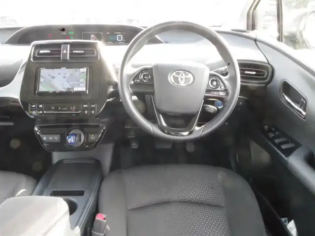 トヨタ プリウス S 千葉県 2019(令1)年 7万km グレーメタリック Toyota Safety Sense/・プリクラッシュセーフティ/・レーンディパーチャーアラート/・オートハイビーム/・レーダークルーズコントロール/社外メモリーナビ/【DVD/CD再生機能　Bluetooth接続】/バックカメラ/ドライブレコーダー/革巻きステアリング/ETC/LEDヘッドライト/ウインカーミラー/社外17インチアルミホイル/サイド/カーテンエアバッグ/スマートキー