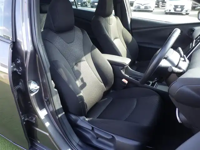 トヨタ プリウス S 千葉県 2019(令1)年 7万km グレーメタリック Toyota Safety Sense/・プリクラッシュセーフティ/・レーンディパーチャーアラート/・オートハイビーム/・レーダークルーズコントロール/社外メモリーナビ/【DVD/CD再生機能　Bluetooth接続】/バックカメラ/ドライブレコーダー/革巻きステアリング/ETC/LEDヘッドライト/ウインカーミラー/社外17インチアルミホイル/サイド/カーテンエアバッグ/スマートキー