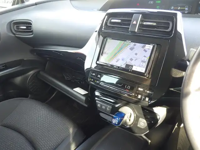 トヨタ プリウス S 千葉県 2019(令1)年 7万km グレーメタリック Toyota Safety Sense/・プリクラッシュセーフティ/・レーンディパーチャーアラート/・オートハイビーム/・レーダークルーズコントロール/社外メモリーナビ/【DVD/CD再生機能　Bluetooth接続】/バックカメラ/ドライブレコーダー/革巻きステアリング/ETC/LEDヘッドライト/ウインカーミラー/社外17インチアルミホイル/サイド/カーテンエアバッグ/スマートキー