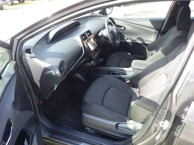 トヨタ プリウス S 千葉県 2019(令1)年 7万km グレーメタリック Toyota Safety Sense/・プリクラッシュセーフティ/・レーンディパーチャーアラート/・オートハイビーム/・レーダークルーズコントロール/社外メモリーナビ/【DVD/CD再生機能　Bluetooth接続】/バックカメラ/ドライブレコーダー/革巻きステアリング/ETC/LEDヘッドライト/ウインカーミラー/社外17インチアルミホイル/サイド/カーテンエアバッグ/スマートキー