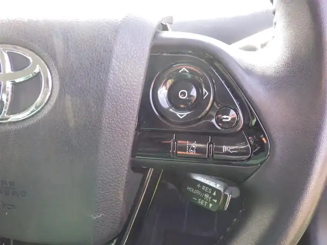 トヨタ プリウス S 千葉県 2019(令1)年 7万km グレーメタリック Toyota Safety Sense/・プリクラッシュセーフティ/・レーンディパーチャーアラート/・オートハイビーム/・レーダークルーズコントロール/社外メモリーナビ/【DVD/CD再生機能　Bluetooth接続】/バックカメラ/ドライブレコーダー/革巻きステアリング/ETC/LEDヘッドライト/ウインカーミラー/社外17インチアルミホイル/サイド/カーテンエアバッグ/スマートキー
