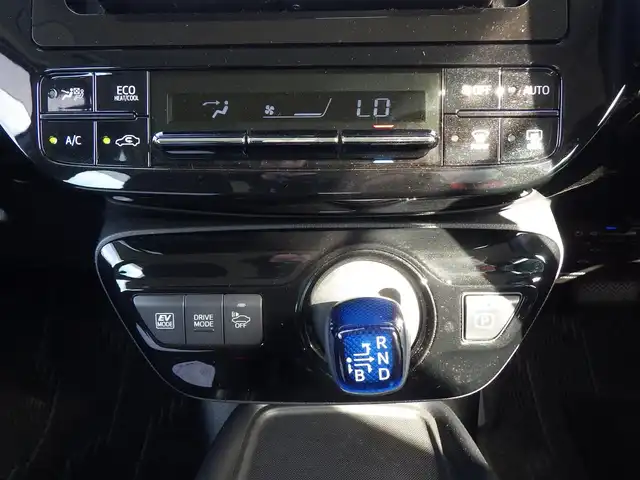 トヨタ プリウス S 千葉県 2019(令1)年 7万km グレーメタリック Toyota Safety Sense/・プリクラッシュセーフティ/・レーンディパーチャーアラート/・オートハイビーム/・レーダークルーズコントロール/社外メモリーナビ/【DVD/CD再生機能　Bluetooth接続】/バックカメラ/ドライブレコーダー/革巻きステアリング/ETC/LEDヘッドライト/ウインカーミラー/社外17インチアルミホイル/サイド/カーテンエアバッグ/スマートキー