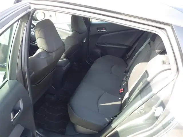 トヨタ プリウス S 千葉県 2019(令1)年 7万km グレーメタリック Toyota Safety Sense/・プリクラッシュセーフティ/・レーンディパーチャーアラート/・オートハイビーム/・レーダークルーズコントロール/社外メモリーナビ/【DVD/CD再生機能　Bluetooth接続】/バックカメラ/ドライブレコーダー/革巻きステアリング/ETC/LEDヘッドライト/ウインカーミラー/社外17インチアルミホイル/サイド/カーテンエアバッグ/スマートキー