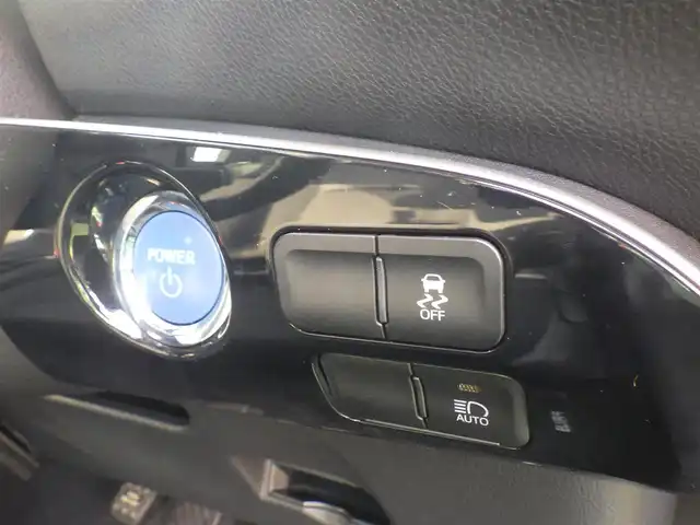 トヨタ プリウス S 千葉県 2019(令1)年 7万km グレーメタリック Toyota Safety Sense/・プリクラッシュセーフティ/・レーンディパーチャーアラート/・オートハイビーム/・レーダークルーズコントロール/社外メモリーナビ/【DVD/CD再生機能　Bluetooth接続】/バックカメラ/ドライブレコーダー/革巻きステアリング/ETC/LEDヘッドライト/ウインカーミラー/社外17インチアルミホイル/サイド/カーテンエアバッグ/スマートキー