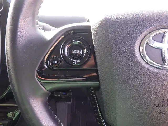 トヨタ プリウス S 千葉県 2019(令1)年 7万km グレーメタリック Toyota Safety Sense/・プリクラッシュセーフティ/・レーンディパーチャーアラート/・オートハイビーム/・レーダークルーズコントロール/社外メモリーナビ/【DVD/CD再生機能　Bluetooth接続】/バックカメラ/ドライブレコーダー/革巻きステアリング/ETC/LEDヘッドライト/ウインカーミラー/社外17インチアルミホイル/サイド/カーテンエアバッグ/スマートキー