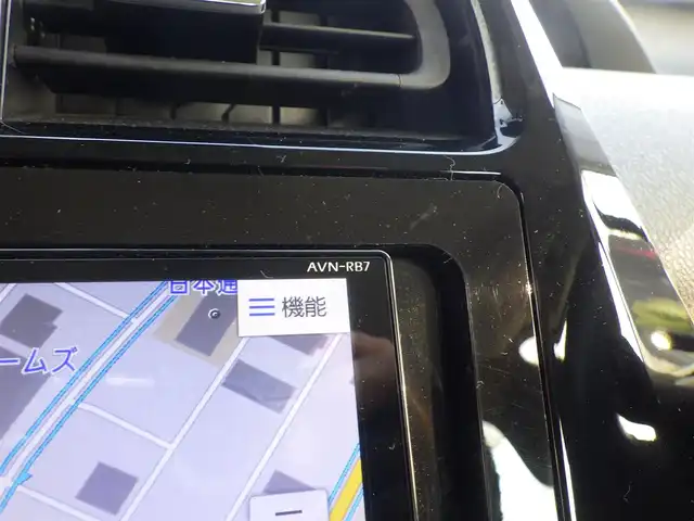 トヨタ プリウス S 千葉県 2019(令1)年 7万km グレーメタリック Toyota Safety Sense/・プリクラッシュセーフティ/・レーンディパーチャーアラート/・オートハイビーム/・レーダークルーズコントロール/社外メモリーナビ/【DVD/CD再生機能　Bluetooth接続】/バックカメラ/ドライブレコーダー/革巻きステアリング/ETC/LEDヘッドライト/ウインカーミラー/社外17インチアルミホイル/サイド/カーテンエアバッグ/スマートキー