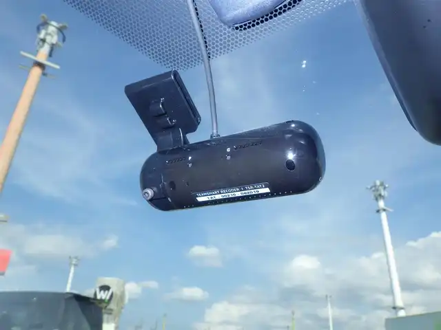 トヨタ プリウス S 千葉県 2019(令1)年 7万km グレーメタリック Toyota Safety Sense/・プリクラッシュセーフティ/・レーンディパーチャーアラート/・オートハイビーム/・レーダークルーズコントロール/社外メモリーナビ/【DVD/CD再生機能　Bluetooth接続】/バックカメラ/ドライブレコーダー/革巻きステアリング/ETC/LEDヘッドライト/ウインカーミラー/社外17インチアルミホイル/サイド/カーテンエアバッグ/スマートキー