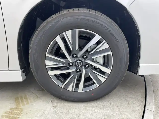 日産 セレナ e－パワー ハイウェイスター V 群馬県 2025(令7)年 0.1千km ブリリアントシルバー 登録済未使用車　純正１２．３型ナビ　アダプティブクルーズコントロール　全周囲カメラ　レーンキープアシスト　衝突被害軽減ブレーキ　ＥＴＣ２．０　コーナーセンサー　両側パワースライドドア　ＬＥＤライト