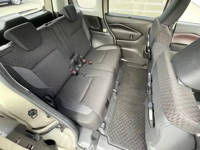 スズキ ソリオ バンディット HV MV 道央・札幌 2023(令5)年 8.3万km キャラバンアイボリーパールM / ガンメタリック2トーン ・4WD/・純正９インチナビ/(フルセグ/AM/FM/CD/DVD/BT)/・全方位カメラ/・衝突軽減ブレーキ/・純正ドライブレコーダー/・両側パワースライドドア/・D席/N席シートヒーター/・冬タイヤ　15インチ積込/・純正　15インチAW/・純正フロアマット/・アイドリングストップ/・クルーズコントロール（追従走行有）/・リアコーナーセンサー/・レーンキープアシスト/・LEDヘッドライ/・オートライト/・フォグランプ/・ポップアップディスプレイ/・盗難防止装置/・ABS/・横滑り防止装置/・スマートキー/・プッシュスタート/・スペアキー/・USB充電typeAtypeC/・後席サーキュレーター