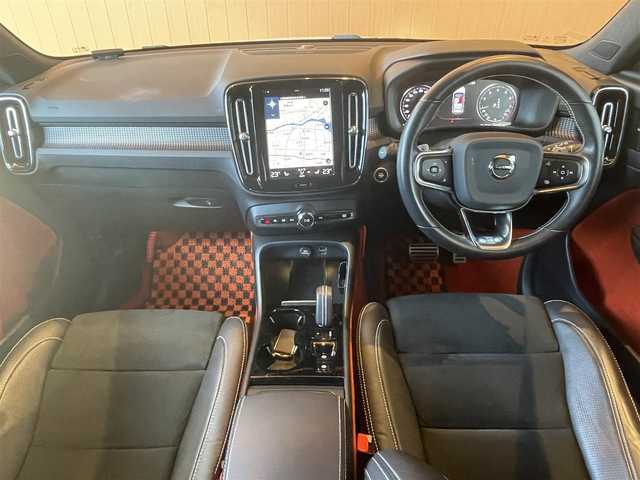 ボルボ ＸＣ４０ T4 AWD Rデザイン 高知県 2020(令2)年 4.9万km 白 ワンオーナー/純正HDDナビ/【BT/フルセグTV/Applecarplay】/ハーマンカードンスピーカー/全方位/フロント/両サイド/バックカメラ/純正ドライブレコーダー/クルーズコントロール(追従走行有り)/衝突被害軽減ブレーキ(プリクラッシュセーフティ：PCS)/パーキングサポートブレーキ/車線逸脱警報/車線逸脱制御/ブラインドスポットモニター(後側方車両検知警報：BSM)/ロードサインアシスト(標識読み取りディスプレイ：RSA)/横滑り防止/ルーフレール/ハーフレザーシート/ステアリングヒーター/シートヒーター【全席】/パワーシート(メモリ機能有り)/コーナー、バックセンサー/パワーバックドア/オートホールド/オートワイパー/オートライト/純正LEDライト/スマートキー/プッシュスタート/置くだけ充電/アイドリングストップ/純正アルミホイール 19インチ/フロアマット/スペアキー×1【スマートキー】/新車時整備手帳（保証書）/取扱説明書/記録簿有