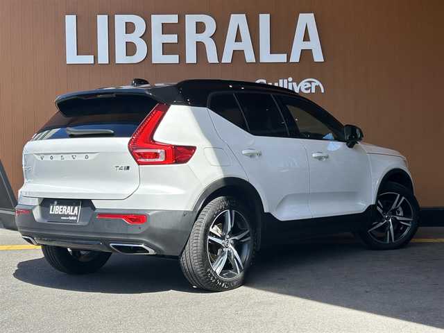 ボルボ ＸＣ４０ T4 AWD Rデザイン 高知県 2020(令2)年 4.9万km 白 ワンオーナー/純正HDDナビ/【BT/フルセグTV/Applecarplay】/ハーマンカードンスピーカー/全方位/フロント/両サイド/バックカメラ/純正ドライブレコーダー/クルーズコントロール(追従走行有り)/衝突被害軽減ブレーキ(プリクラッシュセーフティ：PCS)/パーキングサポートブレーキ/車線逸脱警報/車線逸脱制御/ブラインドスポットモニター(後側方車両検知警報：BSM)/ロードサインアシスト(標識読み取りディスプレイ：RSA)/横滑り防止/ルーフレール/ハーフレザーシート/ステアリングヒーター/シートヒーター【全席】/パワーシート(メモリ機能有り)/コーナー、バックセンサー/パワーバックドア/オートホールド/オートワイパー/オートライト/純正LEDライト/スマートキー/プッシュスタート/置くだけ充電/アイドリングストップ/純正アルミホイール 19インチ/フロアマット/スペアキー×1【スマートキー】/新車時整備手帳（保証書）/取扱説明書/記録簿有