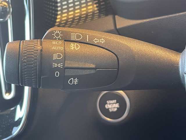 ボルボ ＸＣ４０ T4 AWD Rデザイン 高知県 2020(令2)年 4.9万km 白 ワンオーナー/純正HDDナビ/【BT/フルセグTV/Applecarplay】/ハーマンカードンスピーカー/全方位/フロント/両サイド/バックカメラ/純正ドライブレコーダー/クルーズコントロール(追従走行有り)/衝突被害軽減ブレーキ(プリクラッシュセーフティ：PCS)/パーキングサポートブレーキ/車線逸脱警報/車線逸脱制御/ブラインドスポットモニター(後側方車両検知警報：BSM)/ロードサインアシスト(標識読み取りディスプレイ：RSA)/横滑り防止/ルーフレール/ハーフレザーシート/ステアリングヒーター/シートヒーター【全席】/パワーシート(メモリ機能有り)/コーナー、バックセンサー/パワーバックドア/オートホールド/オートワイパー/オートライト/純正LEDライト/スマートキー/プッシュスタート/置くだけ充電/アイドリングストップ/純正アルミホイール 19インチ/フロアマット/スペアキー×1【スマートキー】/新車時整備手帳（保証書）/取扱説明書/記録簿有