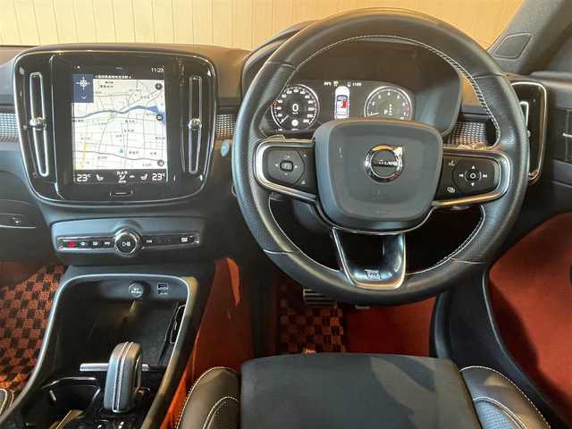 ボルボ ＸＣ４０ T4 AWD Rデザイン 高知県 2020(令2)年 4.9万km 白 ワンオーナー/純正HDDナビ/【BT/フルセグTV/Applecarplay】/ハーマンカードンスピーカー/全方位/フロント/両サイド/バックカメラ/純正ドライブレコーダー/クルーズコントロール(追従走行有り)/衝突被害軽減ブレーキ(プリクラッシュセーフティ：PCS)/パーキングサポートブレーキ/車線逸脱警報/車線逸脱制御/ブラインドスポットモニター(後側方車両検知警報：BSM)/ロードサインアシスト(標識読み取りディスプレイ：RSA)/横滑り防止/ルーフレール/ハーフレザーシート/ステアリングヒーター/シートヒーター【全席】/パワーシート(メモリ機能有り)/コーナー、バックセンサー/パワーバックドア/オートホールド/オートワイパー/オートライト/純正LEDライト/スマートキー/プッシュスタート/置くだけ充電/アイドリングストップ/純正アルミホイール 19インチ/フロアマット/スペアキー×1【スマートキー】/新車時整備手帳（保証書）/取扱説明書/記録簿有