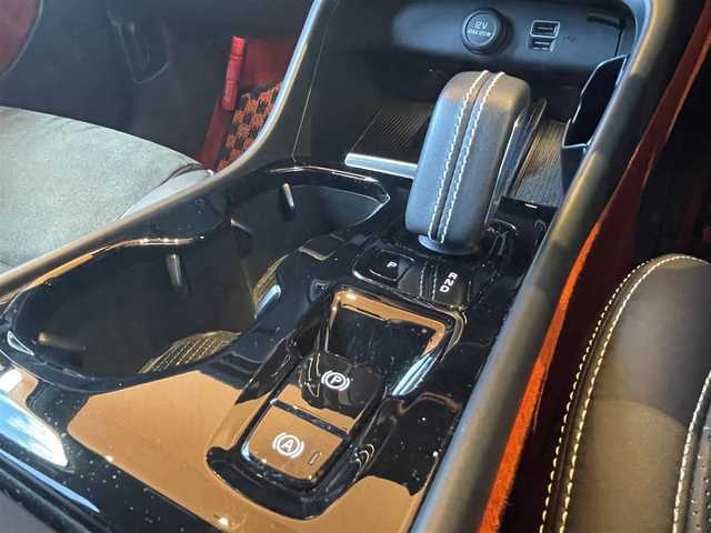 ボルボ ＸＣ４０ T4 AWD Rデザイン 高知県 2020(令2)年 4.9万km 白 ワンオーナー/純正HDDナビ/【BT/フルセグTV/Applecarplay】/ハーマンカードンスピーカー/全方位/フロント/両サイド/バックカメラ/純正ドライブレコーダー/クルーズコントロール(追従走行有り)/衝突被害軽減ブレーキ(プリクラッシュセーフティ：PCS)/パーキングサポートブレーキ/車線逸脱警報/車線逸脱制御/ブラインドスポットモニター(後側方車両検知警報：BSM)/ロードサインアシスト(標識読み取りディスプレイ：RSA)/横滑り防止/ルーフレール/ハーフレザーシート/ステアリングヒーター/シートヒーター【全席】/パワーシート(メモリ機能有り)/コーナー、バックセンサー/パワーバックドア/オートホールド/オートワイパー/オートライト/純正LEDライト/スマートキー/プッシュスタート/置くだけ充電/アイドリングストップ/純正アルミホイール 19インチ/フロアマット/スペアキー×1【スマートキー】/新車時整備手帳（保証書）/取扱説明書/記録簿有