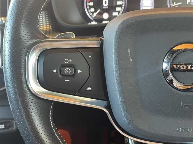 ボルボ ＸＣ４０ T4 AWD Rデザイン 高知県 2020(令2)年 4.9万km 白 ワンオーナー/純正HDDナビ/【BT/フルセグTV/Applecarplay】/ハーマンカードンスピーカー/全方位/フロント/両サイド/バックカメラ/純正ドライブレコーダー/クルーズコントロール(追従走行有り)/衝突被害軽減ブレーキ(プリクラッシュセーフティ：PCS)/パーキングサポートブレーキ/車線逸脱警報/車線逸脱制御/ブラインドスポットモニター(後側方車両検知警報：BSM)/ロードサインアシスト(標識読み取りディスプレイ：RSA)/横滑り防止/ルーフレール/ハーフレザーシート/ステアリングヒーター/シートヒーター【全席】/パワーシート(メモリ機能有り)/コーナー、バックセンサー/パワーバックドア/オートホールド/オートワイパー/オートライト/純正LEDライト/スマートキー/プッシュスタート/置くだけ充電/アイドリングストップ/純正アルミホイール 19インチ/フロアマット/スペアキー×1【スマートキー】/新車時整備手帳（保証書）/取扱説明書/記録簿有