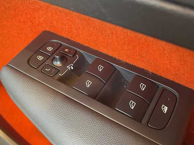 ボルボ ＸＣ４０ T4 AWD Rデザイン 高知県 2020(令2)年 4.9万km 白 ワンオーナー/純正HDDナビ/【BT/フルセグTV/Applecarplay】/ハーマンカードンスピーカー/全方位/フロント/両サイド/バックカメラ/純正ドライブレコーダー/クルーズコントロール(追従走行有り)/衝突被害軽減ブレーキ(プリクラッシュセーフティ：PCS)/パーキングサポートブレーキ/車線逸脱警報/車線逸脱制御/ブラインドスポットモニター(後側方車両検知警報：BSM)/ロードサインアシスト(標識読み取りディスプレイ：RSA)/横滑り防止/ルーフレール/ハーフレザーシート/ステアリングヒーター/シートヒーター【全席】/パワーシート(メモリ機能有り)/コーナー、バックセンサー/パワーバックドア/オートホールド/オートワイパー/オートライト/純正LEDライト/スマートキー/プッシュスタート/置くだけ充電/アイドリングストップ/純正アルミホイール 19インチ/フロアマット/スペアキー×1【スマートキー】/新車時整備手帳（保証書）/取扱説明書/記録簿有