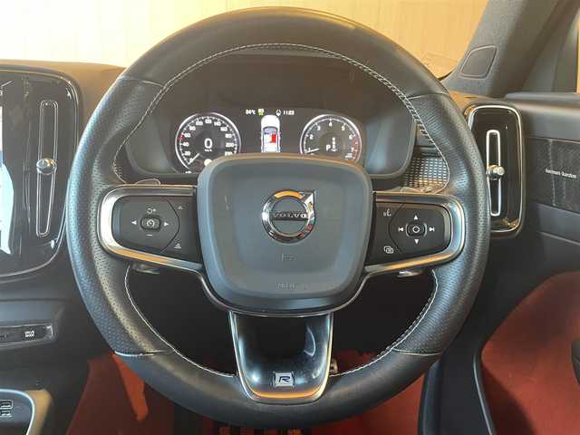 ボルボ ＸＣ４０ T4 AWD Rデザイン 高知県 2020(令2)年 4.9万km 白 ワンオーナー/純正HDDナビ/【BT/フルセグTV/Applecarplay】/ハーマンカードンスピーカー/全方位/フロント/両サイド/バックカメラ/純正ドライブレコーダー/クルーズコントロール(追従走行有り)/衝突被害軽減ブレーキ(プリクラッシュセーフティ：PCS)/パーキングサポートブレーキ/車線逸脱警報/車線逸脱制御/ブラインドスポットモニター(後側方車両検知警報：BSM)/ロードサインアシスト(標識読み取りディスプレイ：RSA)/横滑り防止/ルーフレール/ハーフレザーシート/ステアリングヒーター/シートヒーター【全席】/パワーシート(メモリ機能有り)/コーナー、バックセンサー/パワーバックドア/オートホールド/オートワイパー/オートライト/純正LEDライト/スマートキー/プッシュスタート/置くだけ充電/アイドリングストップ/純正アルミホイール 19インチ/フロアマット/スペアキー×1【スマートキー】/新車時整備手帳（保証書）/取扱説明書/記録簿有