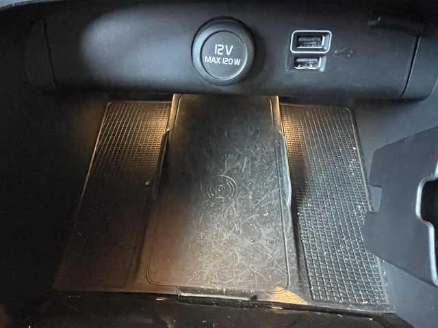 ボルボ ＸＣ４０ T4 AWD Rデザイン 高知県 2020(令2)年 4.9万km 白 ワンオーナー/純正HDDナビ/【BT/フルセグTV/Applecarplay】/ハーマンカードンスピーカー/全方位/フロント/両サイド/バックカメラ/純正ドライブレコーダー/クルーズコントロール(追従走行有り)/衝突被害軽減ブレーキ(プリクラッシュセーフティ：PCS)/パーキングサポートブレーキ/車線逸脱警報/車線逸脱制御/ブラインドスポットモニター(後側方車両検知警報：BSM)/ロードサインアシスト(標識読み取りディスプレイ：RSA)/横滑り防止/ルーフレール/ハーフレザーシート/ステアリングヒーター/シートヒーター【全席】/パワーシート(メモリ機能有り)/コーナー、バックセンサー/パワーバックドア/オートホールド/オートワイパー/オートライト/純正LEDライト/スマートキー/プッシュスタート/置くだけ充電/アイドリングストップ/純正アルミホイール 19インチ/フロアマット/スペアキー×1【スマートキー】/新車時整備手帳（保証書）/取扱説明書/記録簿有