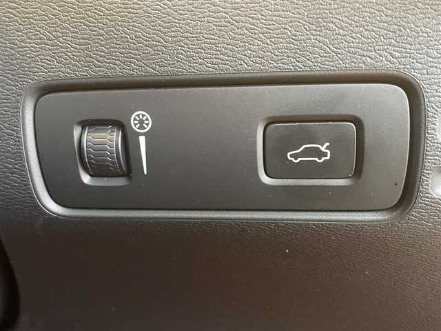 ボルボ ＸＣ４０ T4 AWD Rデザイン 高知県 2020(令2)年 4.9万km 白 ワンオーナー/純正HDDナビ/【BT/フルセグTV/Applecarplay】/ハーマンカードンスピーカー/全方位/フロント/両サイド/バックカメラ/純正ドライブレコーダー/クルーズコントロール(追従走行有り)/衝突被害軽減ブレーキ(プリクラッシュセーフティ：PCS)/パーキングサポートブレーキ/車線逸脱警報/車線逸脱制御/ブラインドスポットモニター(後側方車両検知警報：BSM)/ロードサインアシスト(標識読み取りディスプレイ：RSA)/横滑り防止/ルーフレール/ハーフレザーシート/ステアリングヒーター/シートヒーター【全席】/パワーシート(メモリ機能有り)/コーナー、バックセンサー/パワーバックドア/オートホールド/オートワイパー/オートライト/純正LEDライト/スマートキー/プッシュスタート/置くだけ充電/アイドリングストップ/純正アルミホイール 19インチ/フロアマット/スペアキー×1【スマートキー】/新車時整備手帳（保証書）/取扱説明書/記録簿有