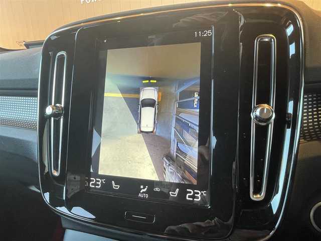 ボルボ ＸＣ４０ T4 AWD Rデザイン 高知県 2020(令2)年 4.9万km 白 ワンオーナー/純正HDDナビ/【BT/フルセグTV/Applecarplay】/ハーマンカードンスピーカー/全方位/フロント/両サイド/バックカメラ/純正ドライブレコーダー/クルーズコントロール(追従走行有り)/衝突被害軽減ブレーキ(プリクラッシュセーフティ：PCS)/パーキングサポートブレーキ/車線逸脱警報/車線逸脱制御/ブラインドスポットモニター(後側方車両検知警報：BSM)/ロードサインアシスト(標識読み取りディスプレイ：RSA)/横滑り防止/ルーフレール/ハーフレザーシート/ステアリングヒーター/シートヒーター【全席】/パワーシート(メモリ機能有り)/コーナー、バックセンサー/パワーバックドア/オートホールド/オートワイパー/オートライト/純正LEDライト/スマートキー/プッシュスタート/置くだけ充電/アイドリングストップ/純正アルミホイール 19インチ/フロアマット/スペアキー×1【スマートキー】/新車時整備手帳（保証書）/取扱説明書/記録簿有